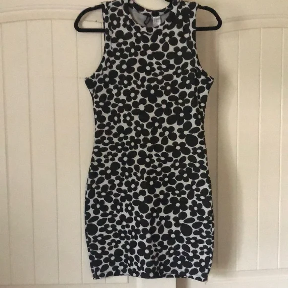 H&M | Dresses | Hm Divided Body Con Dress Black And White Flowers Nwot Sz M | Poshmark H&M | Dresses | Hm Divided Body Con Dress Black And White Flowers Nwot Sz M | Poshmark